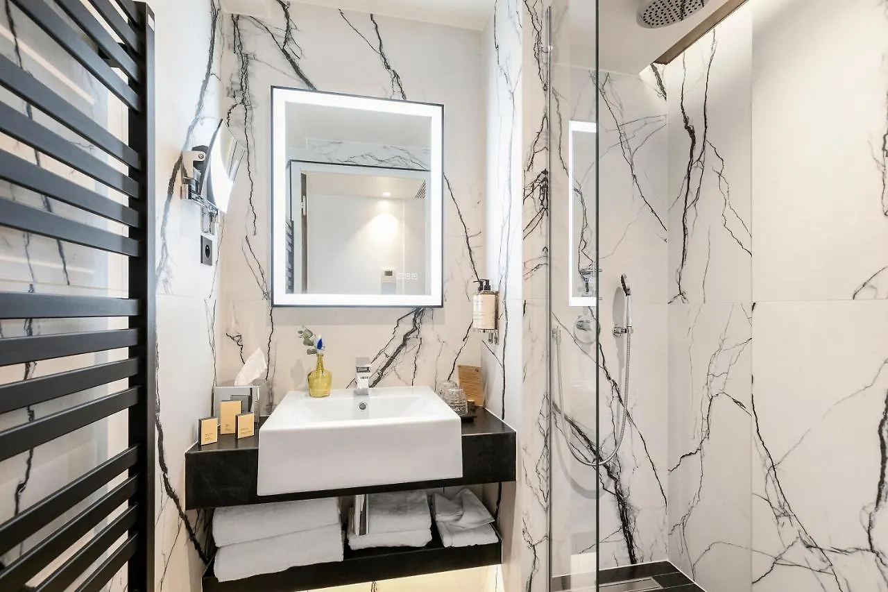 Card Hotel Paris 4*,
