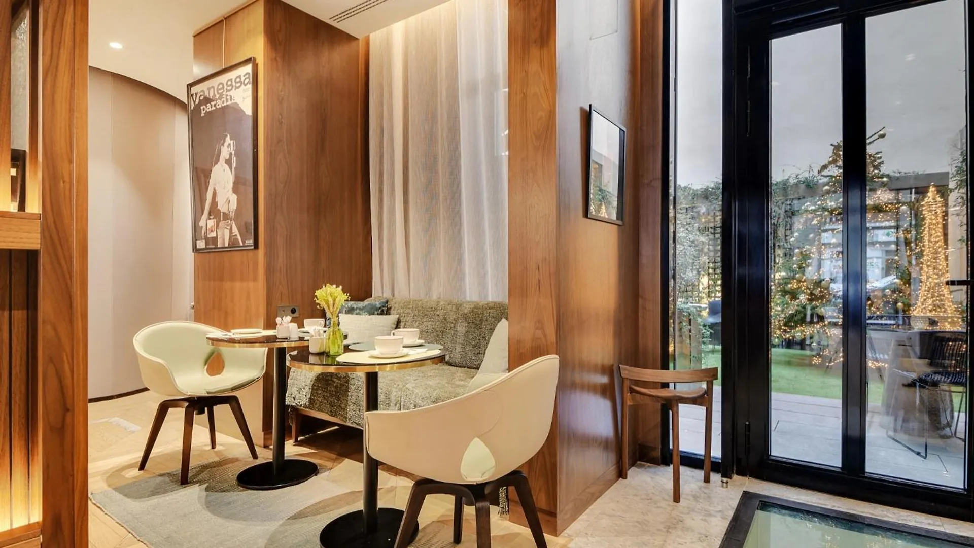 Card Hotel Paris