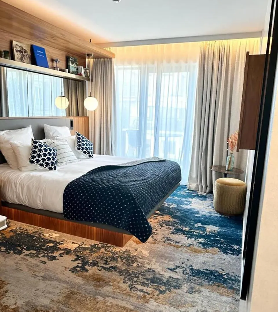 Card Hotel Paris